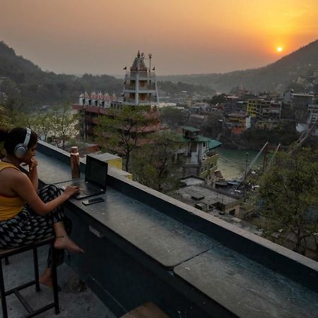 Bunkstay Coworking Hostel & Glamping Rishikesh Bagian luar foto