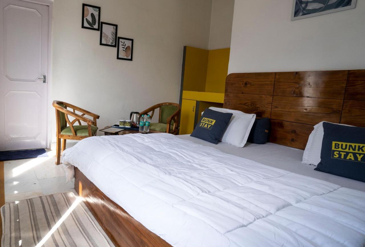 Bunkstay Coworking Hostel & Glamping Rishikesh Bagian luar foto