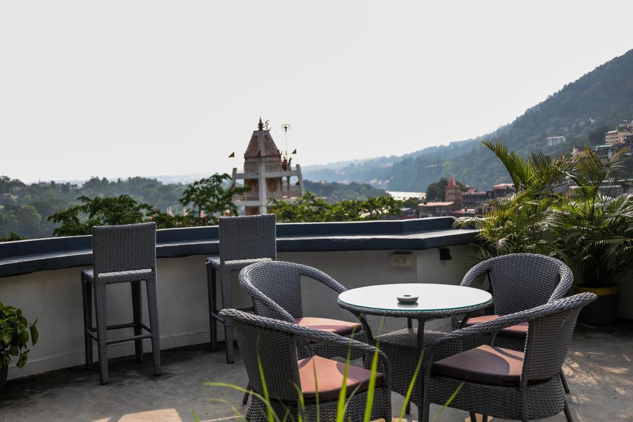 Bunkstay Coworking Hostel & Glamping Rishikesh Bagian luar foto