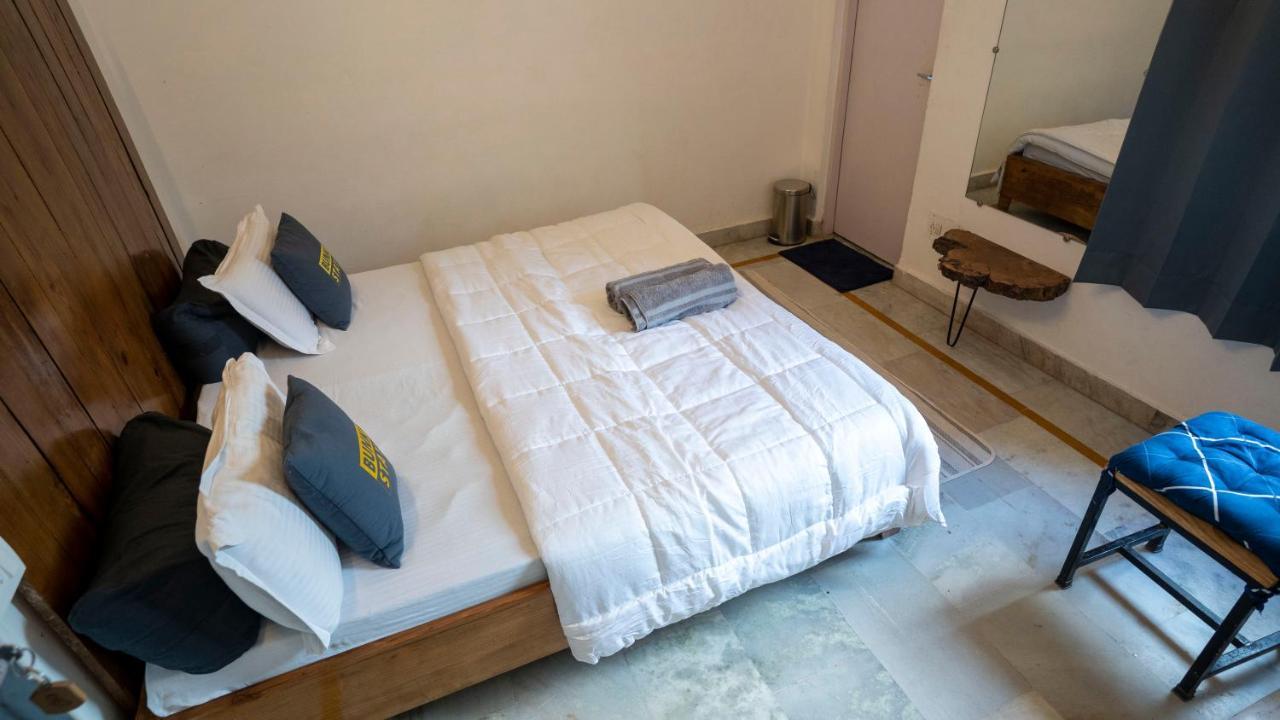 Bunkstay Coworking Hostel & Glamping Rishikesh Bagian luar foto