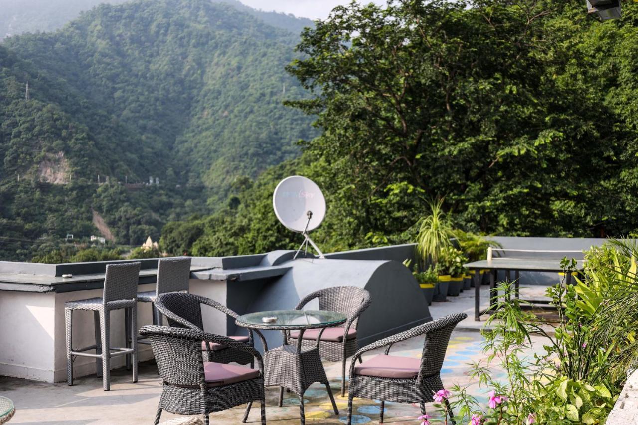 Bunkstay Coworking Hostel & Glamping Rishikesh Bagian luar foto