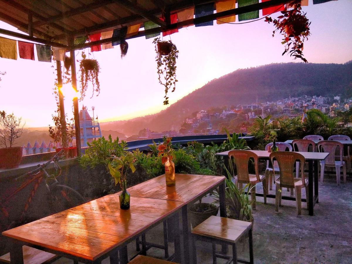 Bunkstay Coworking Hostel & Glamping Rishikesh Bagian luar foto
