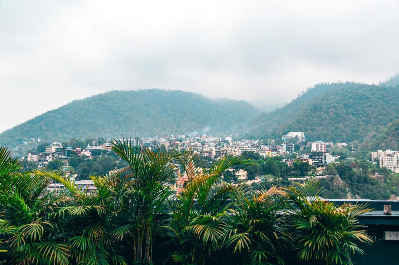 Bunkstay Coworking Hostel & Glamping Rishikesh Bagian luar foto