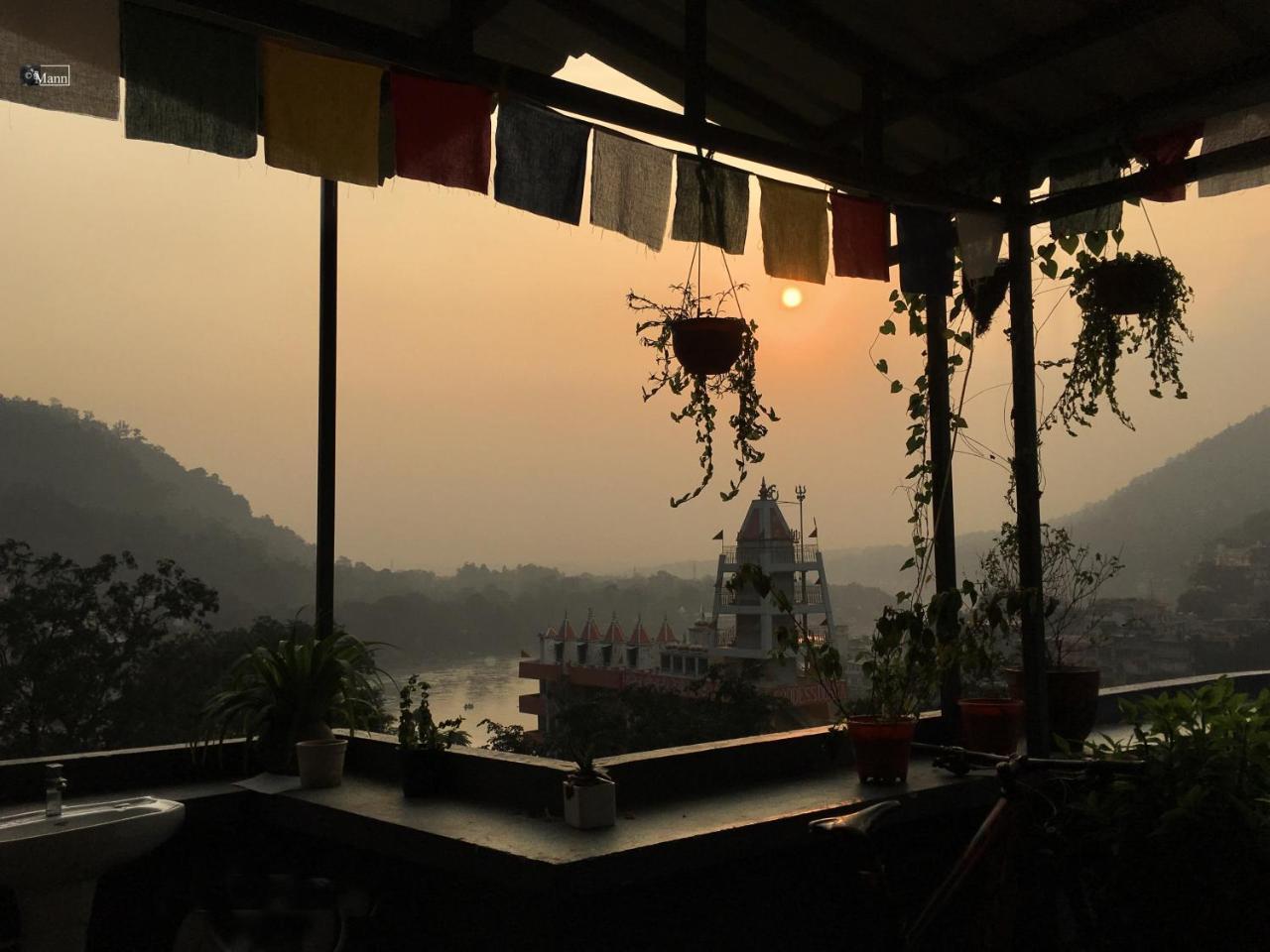 Bunkstay Coworking Hostel & Glamping Rishikesh Bagian luar foto
