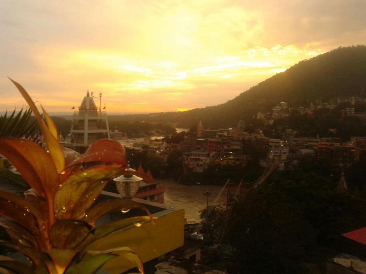 Bunkstay Coworking Hostel & Glamping Rishikesh Bagian luar foto