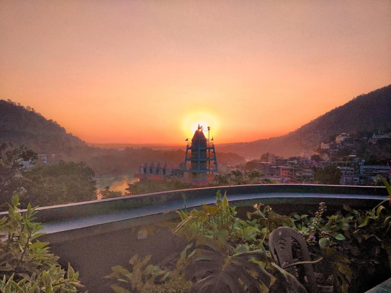 Bunkstay Coworking Hostel & Glamping Rishikesh Bagian luar foto