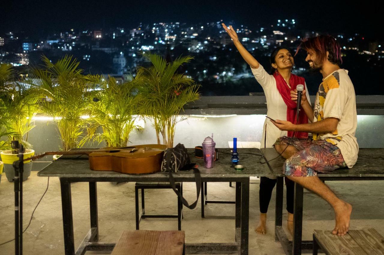 Bunkstay Coworking Hostel & Glamping Rishikesh Bagian luar foto