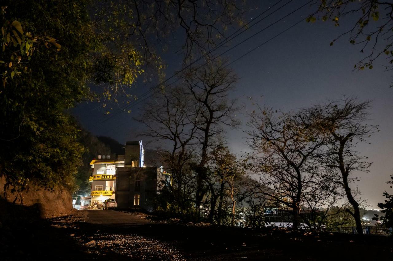 Bunkstay Coworking Hostel & Glamping Rishikesh Bagian luar foto