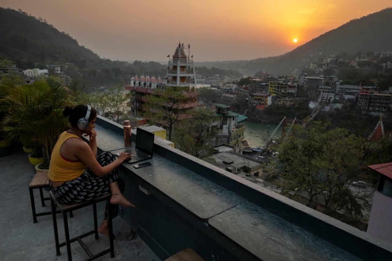 Bunkstay Coworking Hostel & Glamping Rishikesh Bagian luar foto
