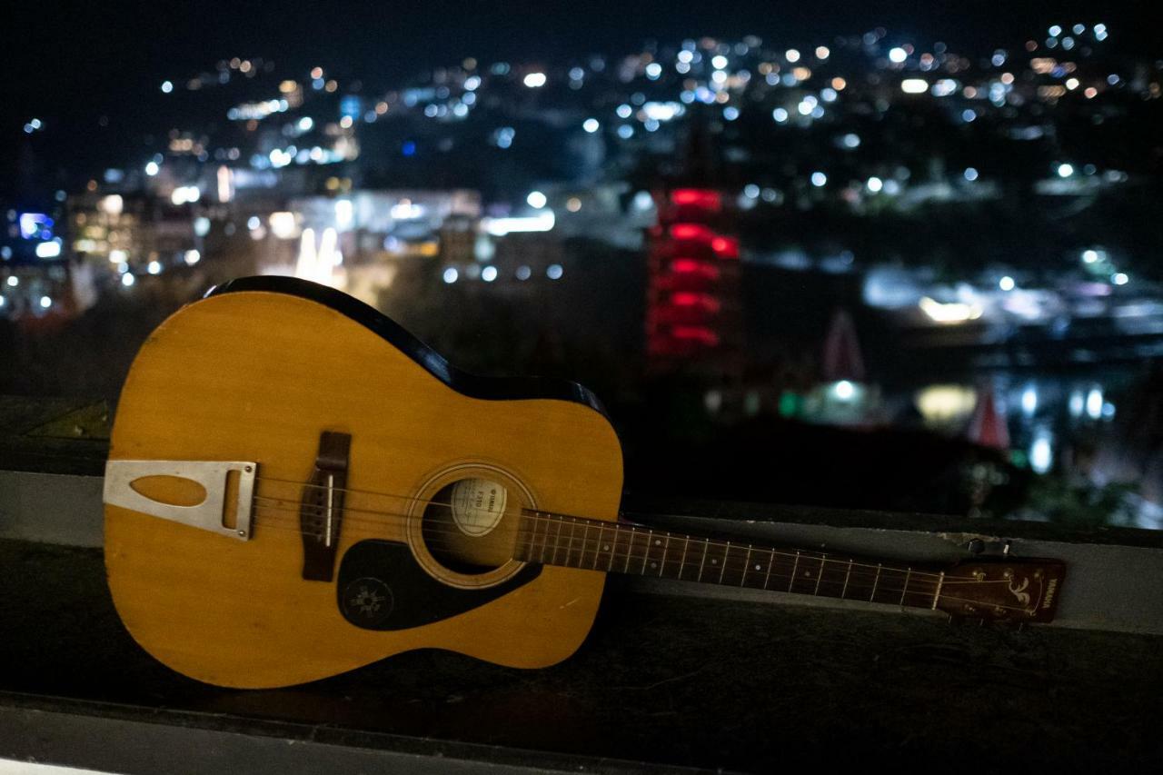 Bunkstay Coworking Hostel & Glamping Rishikesh Bagian luar foto